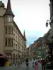 Colmar - Grosse Strasse mit Haus der Arkaden, Wohngebäuden, Kaffeeterrasse und Geschäfte