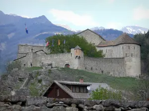 Colmars - Fort-de-Savoie y montañas en el fondo, en el valle superior del Verdon