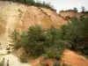 Colorado provençal - Penhascos de ocre amarelo e vermelho com árvores