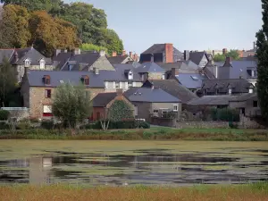 Combourg - Houses of the city on the edge of the pond