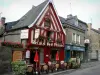 Combourg - Terrasse eines Restaurants, rote Fachwerkhäuser