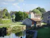 Commercy - Lavoir au bord du canal des Forges et maisons de la ville