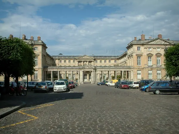 Compiègne - Place du General de Gaulle en het kasteel Compiègne