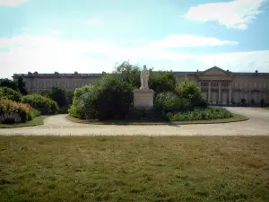 Compiègne - Park met gazon, paden, standbeeld, struiken, bloemen en het kasteel