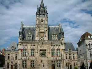 Compiègne - City Hall (Ayuntamiento de estilo gótico) y su campanario, con un cielo nublado