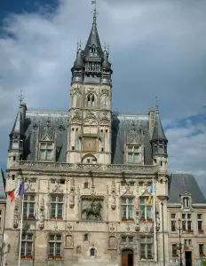 Compiègne - City Hall (Ayuntamiento de estilo gótico) y su campanario, con un cielo nublado