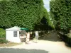 Compiègne - Parc du château avec un kiosque et une longue allée bordée d'arbres