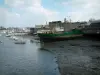 Concarneau - Frachtkahn und Reihe von Booten und Segelbooten längs der Stadtmauern