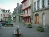Concarneau - Kleiner Platz mit Häusern und Sitzbank, ein Haus besitzt ein rotes Fachwerk