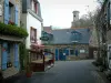 Concarneau - Strasse gesäumt mit schönen Häusern aus Stein mit blauen Fensterläden und mit einer Terrasse von einem Restaurant