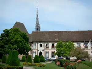 Conches-en-Ouche - Town Hall (Stadhuis), bloementuin, en de kerktoren van Sainte-Foy