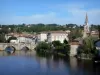 Confolens - Pont Vieux enjambant la rivière Vienne, clocher de l'église Saint-Maxime, arbres et maisons de la cité médiévale
