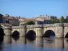 Confolens - Ponte velha, abrangendo o rio Vienne e casas