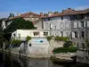 Confolens - Maisons au bord de la rivière Vienne