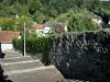 Confolens - Ruelle en escalier, lampadaire, maisons et arbres