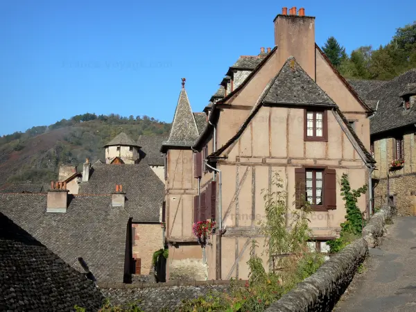 Conques - Façades de maisons à pans de bois et toits de lauzes du village médiéval