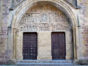 Conques - Portail occidental de l'église abbatiale romane Sainte-Foy au tympan sculpté illustrant le Jugement dernier