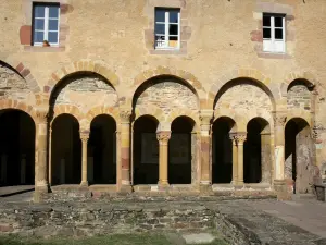 Conques - Cloître roman de l'abbaye Sainte-Foy