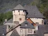 Conques - Tour du château d'Humières et maisons aux toits de lauzes du village médiéval