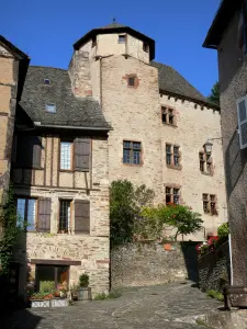 Conques - Château d'Humières aux fenêtres à meneaux, ruelle pavée et maisons du village médiéval