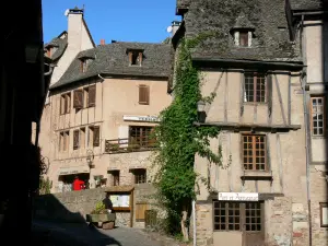 Conques - Façades de maisons du village médiéval