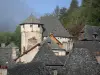 Conques - Vue sur la tour du château d'Humières et les toits de lauzes du village médiéval