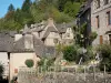 Conques - Façades de maisons du village médiéval