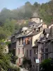 Conques - Façades de maisons, dont celle à pans de bois de l'office de tourisme de Conques