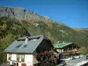 Les Contamines-Montjoie - Chalets du village (station de ski) et forêt en automne