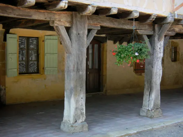 Convés - Pilares de madeira de uma antiga casa de castelnau (aldeia)