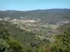 Corbières - Uitzicht op het dorp, omringd door groene heuvels Cucugnan