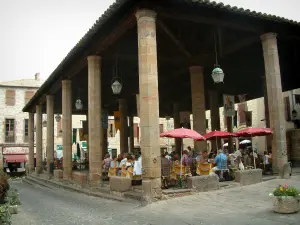 Cordes-sur-Ciel - Halle com seus terraços de restaurante