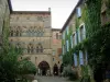 Cordes-sur-Ciel - Place Saint-Michel, maison du Grand Veneur de style gothique et demeure en pierre recouverte de lierre avec des volets bleus