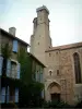 Cordes-sur-Ciel - Maison en pierre recouverte de lierre avec des volets bleus et église Saint-Michel