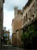 Cordes-sur-Ciel - Straat van de middeleeuwse, stenen huizen en de kerk van St. Michael