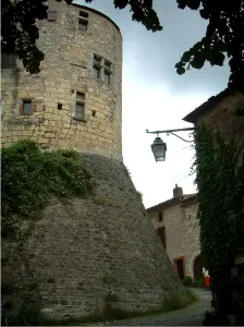 Cordes-sur-Ciel - Torre da cidade medieval, poste de luz e casa de pedra