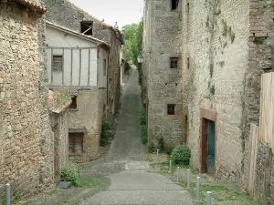 Cordes-sur-Ciel - Passarela e casas de pedra da cidade medieval