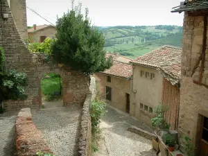 Cordes-sur-Ciel - Ruas pavimentadas e casas da cidade medieval com vista para os arredores