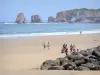 Corniche basque - Plage d'Hendaye avec vue sur les rochers des Deux Jumeaux, l'océan Atlantique et les falaises de la corniche basque