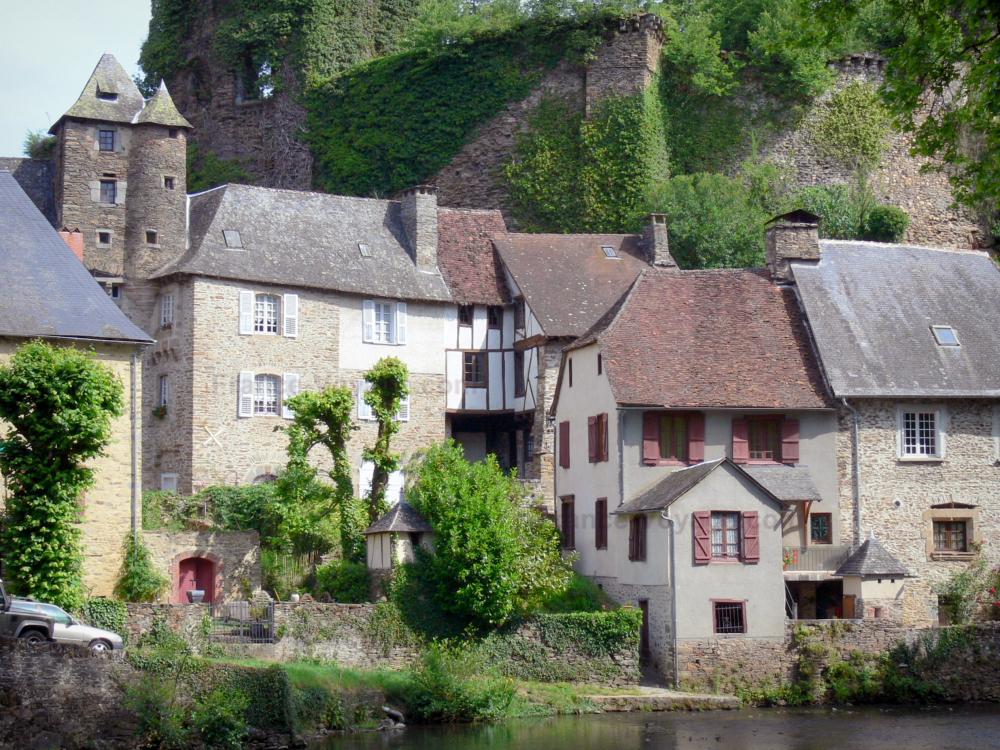 Guide de la Corrèze - Ségur-le-Château - Maisons du village au bord de la rivière Auvézère avec les vestiges du château fort dominant l'ensemble