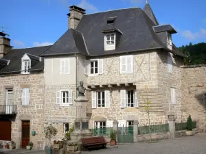 Corrèze - Denkmal für General Tramond und Steinfassaden der mittelalterlichen Stätte