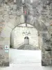 Corrèze - Porte Margot en premier plan avec vue sur le portail de l'église Saint-Martial