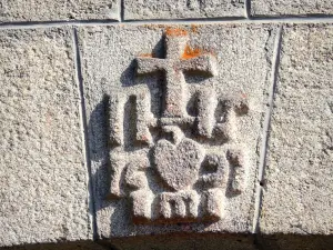 Corrèze - Skulptiertes Teil der Kapelle Notre-Dame du Pont du Salut