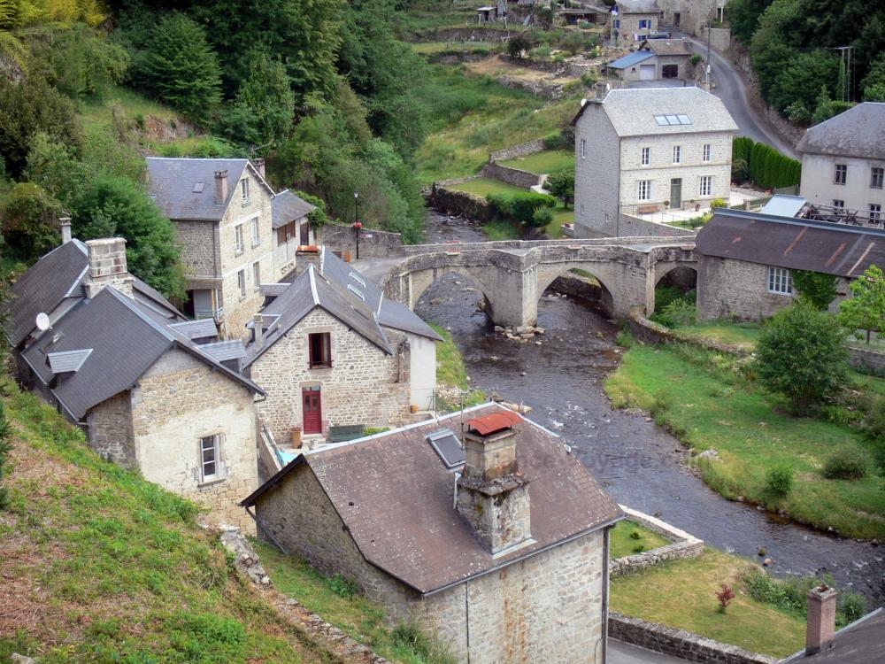 Guide de la Corrèze - Treignac - Vue sur le vieux pont enjambant la rivière Vézère et les maisons de la ville basse