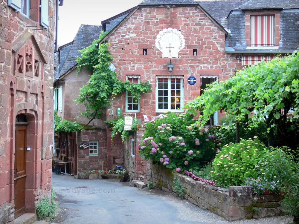 Guide de la Corrèze - Collonges-la-Rouge - Porte de la maison Boutang du Peyrat et relais de Saint-Jacques de Compostelle