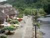 Reiseführer der Corrèze - Argentat - Kai Lestourgie, Häuser der Altstadt und Wasserlauf der Dordogne