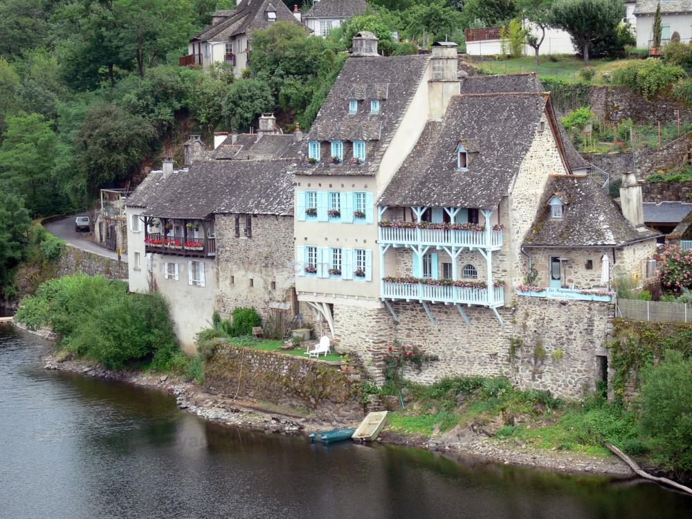 Guide de la Corrèze - Paysages de la Corrèze - Maisons d'Argentat au bord de la rivière Dordogne