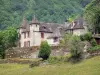 Guia da Corrèze - Paisagens de Corrèze - Residência cercada por vegetação, no vale do Dordogne