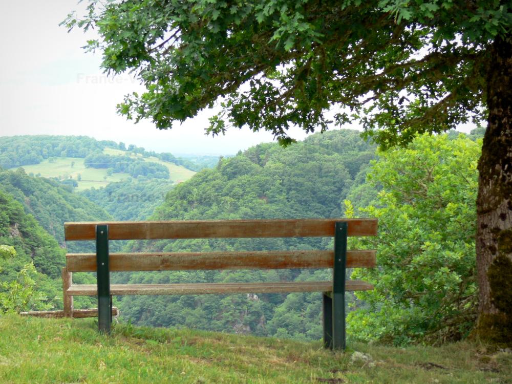 Guide de la Corrèze - Paysages de la Corrèze - Site de Saint-Nazaire : banc avec vue sur le paysage boisé alentour