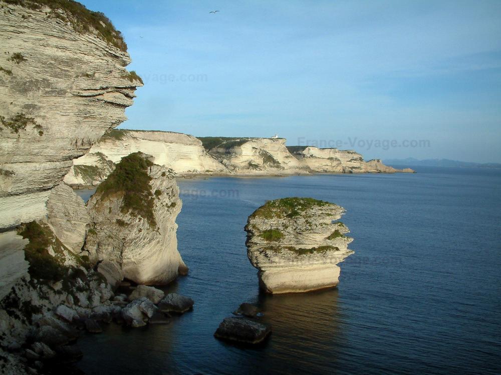 Guide de Corse - Bonifacio - Falaise de calcaire blanc, Grain de Sable et hautes falaises blanches avec le sémaphore de Pertusato et le Capo Pertusato en arrière-plan